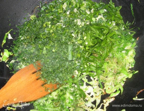 Затем солим капусту, перчим, высыпаем зелень, перемешиваем и еще минуту жарим все вмете