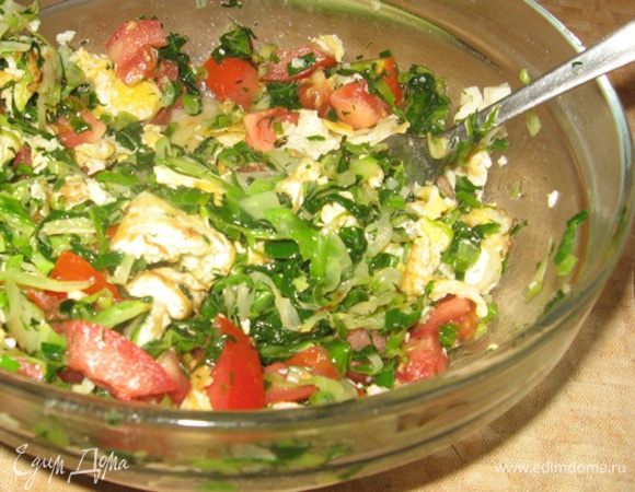 Яичницу ломаем лопаткой на куски и выкладываем на помидоры, туда же капусту и зелень, перемешиваем и можно есть.

Я ем этот салат без дополнительного масла - того, на котором все жарилось + сок помидор вполне достаточно, но если кого осенит идея соуса для заправки - буду ОЧЕНЬ рада!