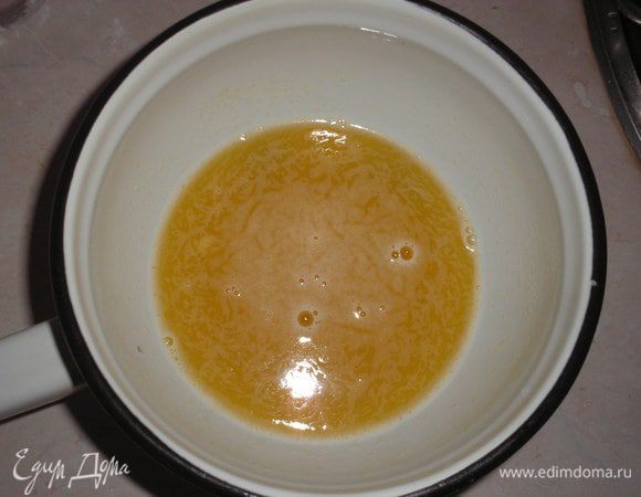 Для начала 1/4 стакана пива выливаем в сотейник, добавляем сливочное масло и прогреваем до полного растаивания масла. Добавляем 1/3 стакана пива, перемешиваем и чуть остужаем, смесь должна быть теплой.