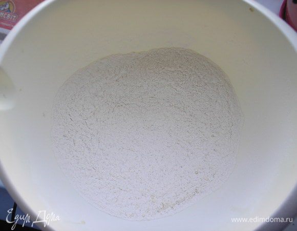 В миске смешиваем 2 стакана пшеничной муки, сахар, дрожжи, соль.