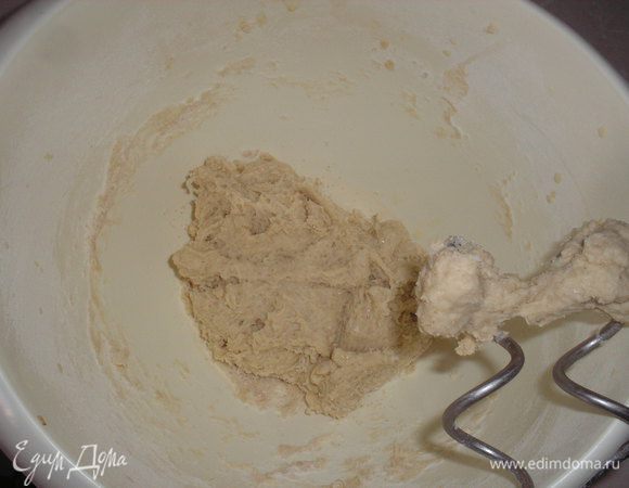Добавляем к муке пивную смесь и смешиваем миксером на небольшой скорости.