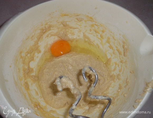 По одному добавляем яйца, каждый раз перемешивая тесто миксером.