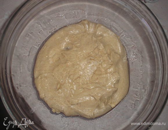 Добавляем ржаную муку и 1/2 стакана пшеничной муки, мешаем тесто миксером 7-10 минут. Должно замесится мягкое эластичное тесто, если увидете что тесто липкое, можно добавить еще 1-2 ст.л муки. Перекладываем тесто в миску, смазанную растительным маслом, накрываем полотенцем и оставляем подходить на 1,5-2 часа.