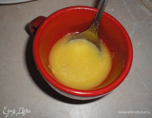 Сливочное масло растапливаем и добавляем к нему горчицу. Я использовала острую горчицу и немножко добавила горчицы в зернах. Перемешиваем.