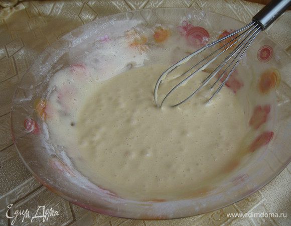 Яйца взбить в густую пену. Добавит сахар и соль, помешивать до растворения сахара. Муку смешать с крахмалом, просеять в яйца и перемешать. Добавить растопленное масло, перемешать.
