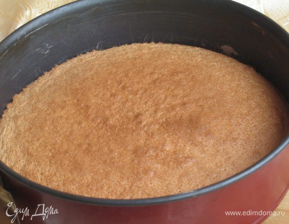 Дно формы выстлать пергаментной бумагой, выложить тесто. Выпекать при 180градусах около 30 минут