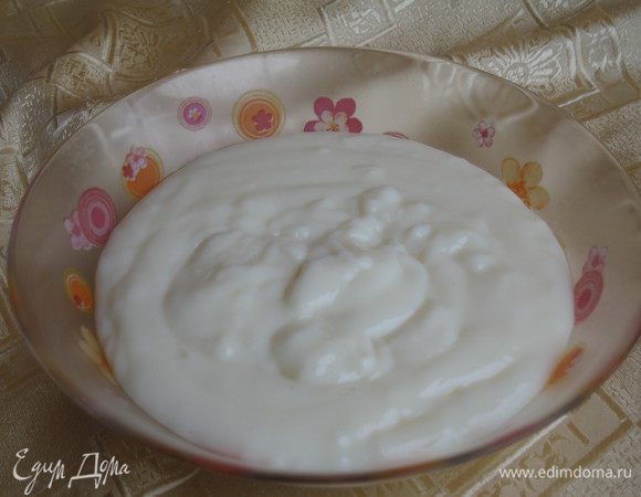 Из пудингового порошка, молока и сахара сварить пудинг. Немного остудить.