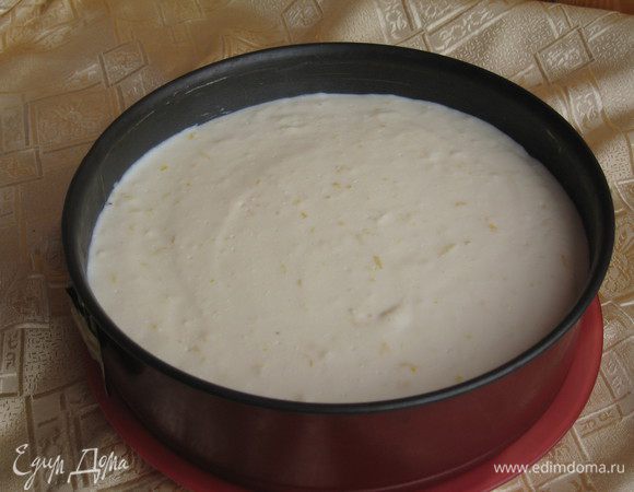 Желатин растворить на слабом огне, постоянно помешивая. Добавит в крем. Крем выложить на корж, разровнять. Убрать в холодильник.