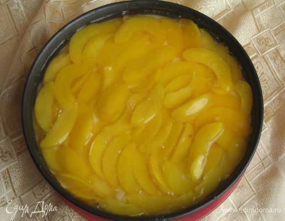 На схватившийся крем выложить фрукты, залить желе (приготовить согласно инструкции на упаковке, используя сироп от персиков), убрать в холодильник до застывания