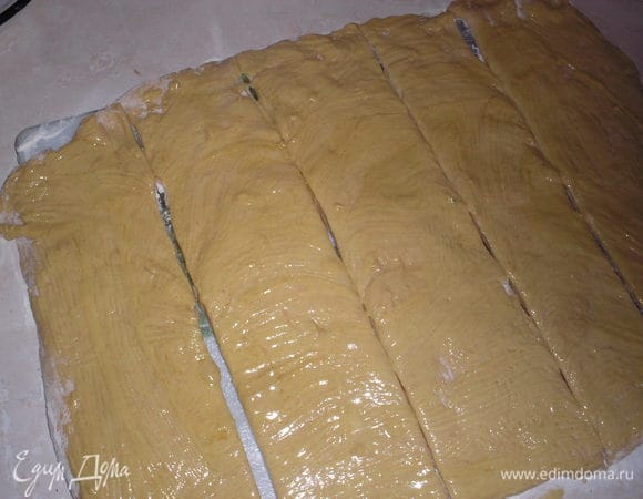 Разрезаем тесто поперек на 5 полосок.