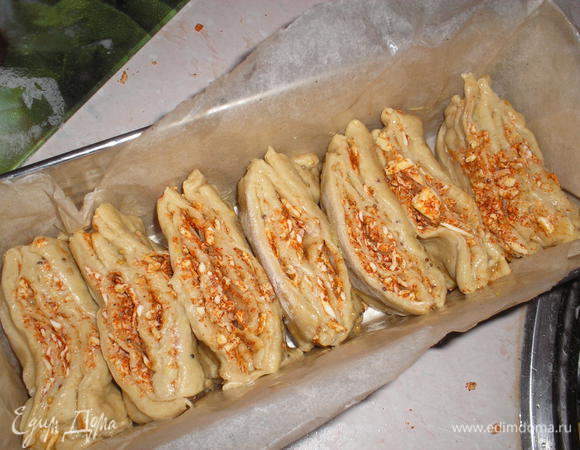 Прямоугольную форму для выпечки смазываем маслом или выстилаем пергаментом. Выкладываем стопочки срезом наверх. Оставляем подходить в теплом месте на 40-45 минут. Стопочки должны склеится друг с другом.