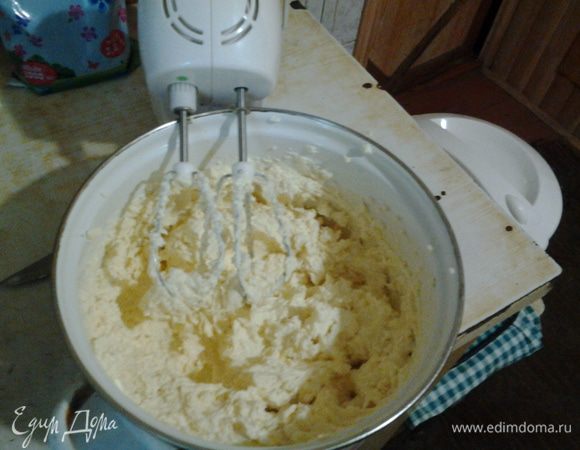 Творог растереть с желтками, сметаной, крахмалом и ванилином