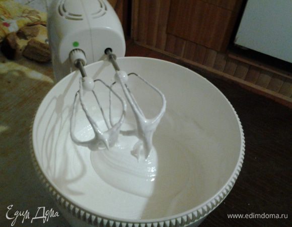 Белки взбить, постепенно добавляя сахар, до крепких пиков как на безе