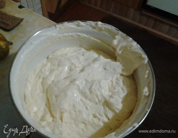 Аккуратно вмешать белки к творожной массе