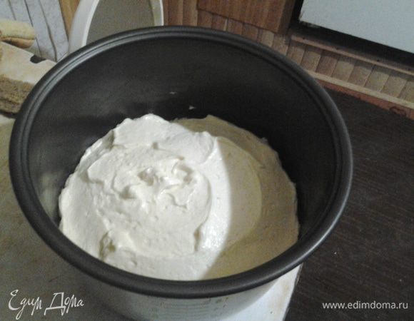 Кастрюльку мультиварки смазать сливочным маслом и выложить в нее полученную массу