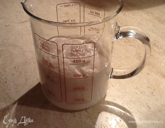 Дрожжи развести в 0,5 стакана теплого молока+1ч.л.сахара. Оставить на 20 минут, пока смесь не запенится.