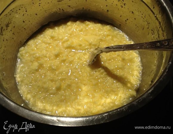 Яйцо взбить с солью, добавить сахар,оставшееся теплое молоко, размягченное масло и влить дрожжи.