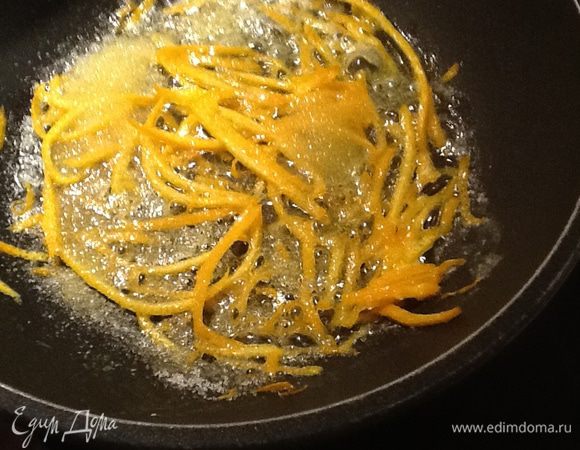 Пока тесто поднимается приготовим начинку. С апельсина снять теркой цедру, залить кипятком на 7 минут. Потом воду слить. На сковороде разогреть 1 ст.ложку сливочного масла и обжарить на нем цедру в течение 5 минут, потом добавить 1ст.ложку сахара и готовить, помешивая, пока сахар не растворится.