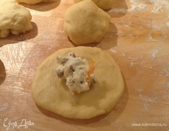 Тесто обмять и разделить на одинаковые шарики (у меня получилось 13). Каждый шарик размять в лепешку. На центр лепешки выложить 1ч.ложку начинки, защипнуть края и снова сформировать шарик. Оставить шарики на 15 минут, чтобы подошли.