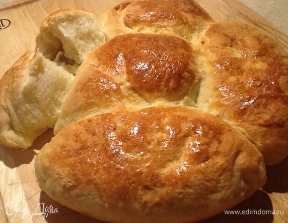 У меня не было большой формы, поэтому я выпекала в двух формах (диаметром 20 и 26см)
Приятного аппетита!