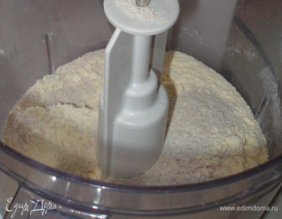 Смешать цельнозерновую муку, кукурузную муку, разрыхлитель, соду и соль.