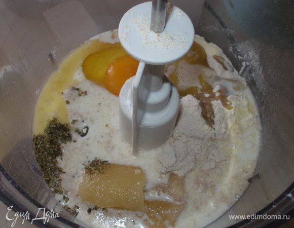 Добавить яйцо, молоко, мед, масло, травы. Хорошо перемешать.