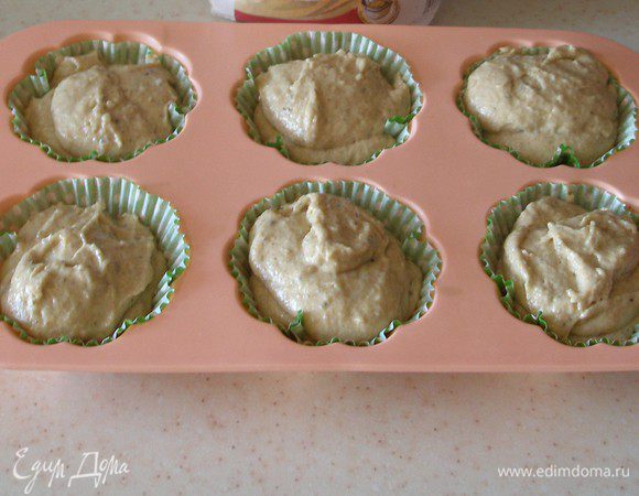 Формы для маффинов смазать растительным или сливочным. Вставить в них бумажные формочки. Выложить тесто. У меня получилось 6 маффинов. Можно с того же количества теста сделать 8, но размером поменьше. Выпекать при температуре 180 ° С в течение 18-20 минут или пока зубочистка не будет выходить сухой из выпечки.
