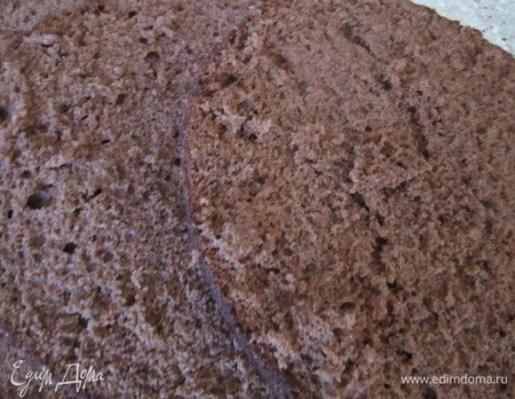 Приготовить бисквит в форме 22 см, по рецепту http://www.edimdoma.ru/retsepty/38569-biskvit-na-kipyatke-belyy Охладить разрезать на 3-4 коржа.