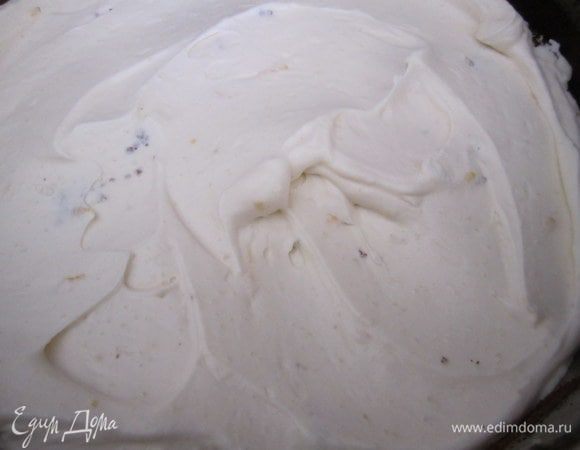 Перемазать коржи кремом. Поставить для пропитки на 1 час в холодильник.