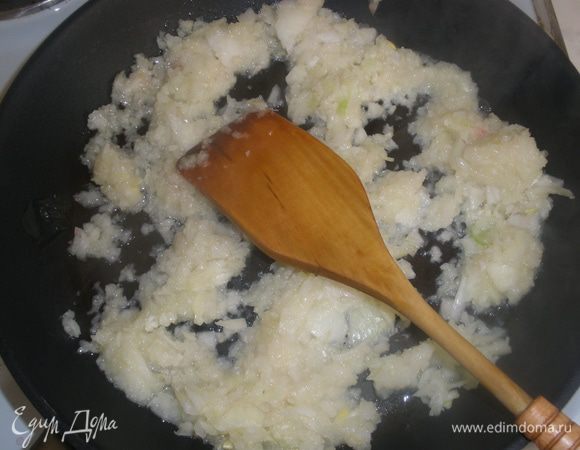 Лук изрубить в блендере или очень мелко нарезать. Обжарить на растительном масле до золотистого цвета, добавить по щепотке сахара и соли, перемешать и поставить остужаться. 