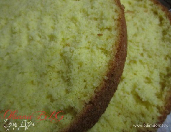 Приготовить бисквит по рецепту http://www.edimdoma.ru/retsepty/38569-biskvit-na-kipyatke-belyy в форме 22 см. Охладить разрезать на 2 коржа.