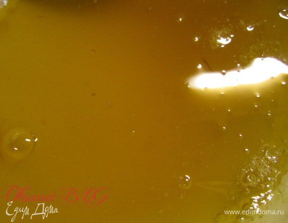 Из персиков слить сок, добавить 100 гр. воды, у меня получилось примерно 500 мл. сока с водой. Довести до кипения, добавить желатин, хорошо перемешать чтобы разошлись все крупинки, при надобности процедить через сито. Поставить желе в холодильник, чтобы оно застыло до состояния жидкого киселя.