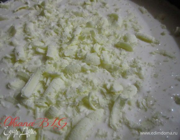 Как только персиковое желе стало густым, можно делать суфле. Для этого желатин залить горячей водой(100 мл), хорошо перемешать чтобы разошлись все крупинки. Творог, сметану, сахар взбить в блендере, добавить желатин. Еще раз взбить. В форму выложить один корж, залить 1/2 суфле., сверху потереть белый шоколад.