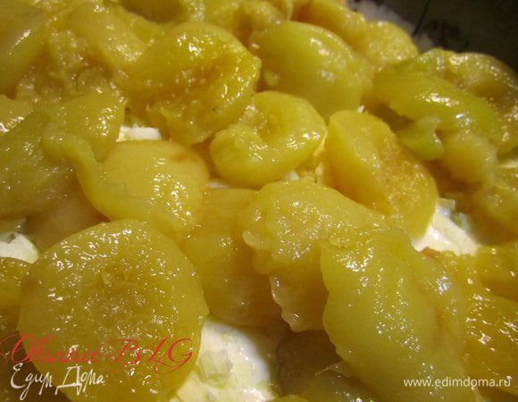 Выложить персики. Персики у меня небольшие домашние я их не резала, если персик крупные, его лучше порезать на небольшие дольки.За рецепт консервированных персиков благодарю Людмилу, очень вкусные, в этом году будем делать больше! 