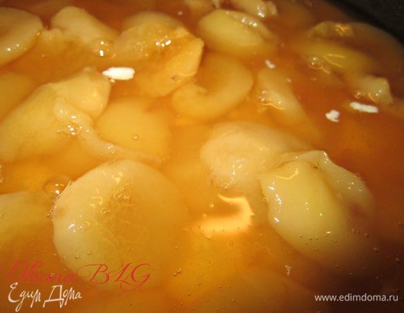 Залить персиковым желе.