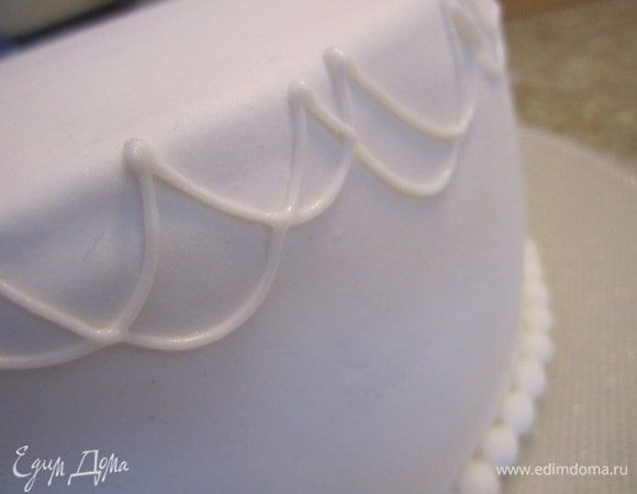 Когдла торт застыл, украсить по желанию. В моем варианте мастика. Торт покрыт масляным кремом, и обтянут мастикой из маршмелоу(я наконец-то нашла белые мармышки))) Для украшения я использовала айсинг.