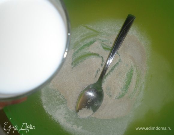 Приготовить опару: смешать дрожжи с 1 ст ложкой муки. Влить теплое молоко, добавить соль и сахар и как следует размешать. 