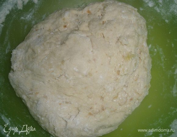 Добавит в опару лук, яйцо и 2 ст ложки растительного масла. Постепенно ввести муку и замесить мягкое тесто. Накрыть полотенцем и оставить на 30 минут. 