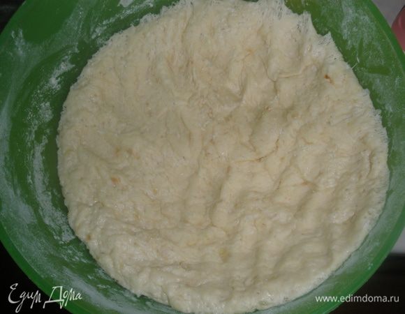 Обмять тесто (оно должно вырасти примерно в 2 раза) и опять оставить на 30 минут. 