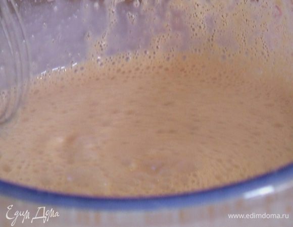 Желтки с сахаром взбить миксером и, не прекращая взбивать, тонкой струйкой влить сливочно-шоколадную массу.