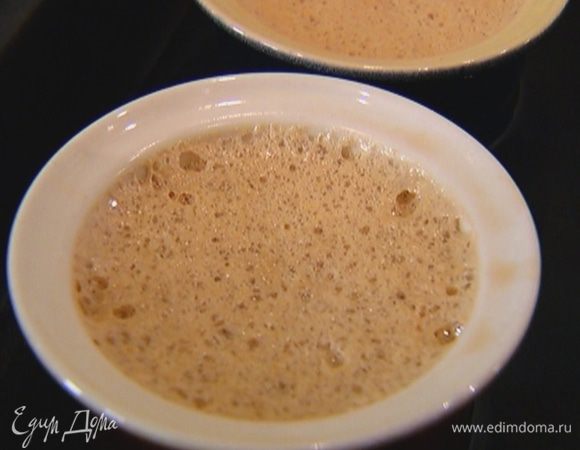 Готовый десерт поставить в холодильник на 2 часа, а еще лучше — на ночь.