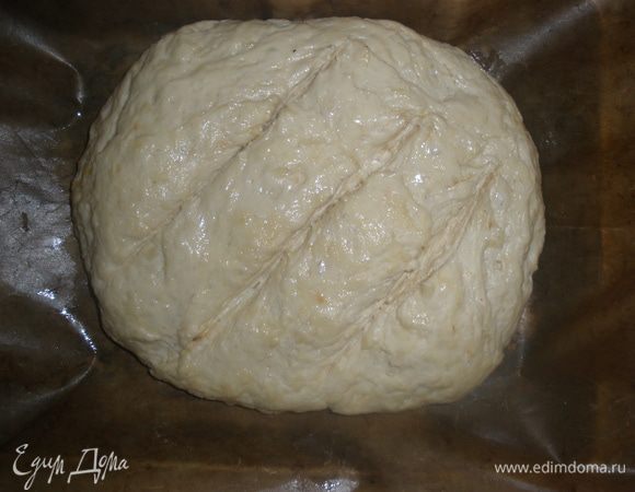 Смазать подсолнечным маслом. Сделать 3-4 надреза на поверхности хлеба. Выпекать 30 минут.  