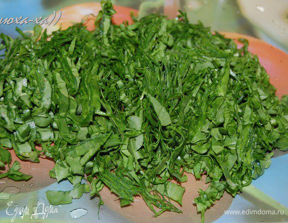 Щавель помыть, мелко порубить, бросить в кастрюлю. 