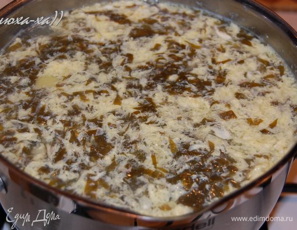 Яйца взбить вилкой в отдельной миске. Влить в борщ, сразу же перемешать ложкой. Посолить, поперчить. Варить еще несколько минут.