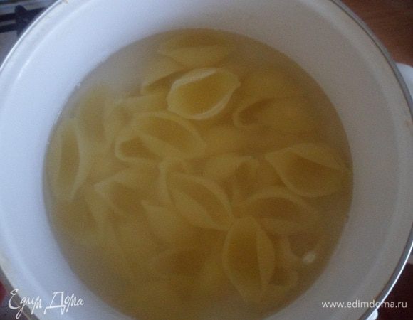 Пасту лумакони отварить в подсоленой воде до полуготовности.