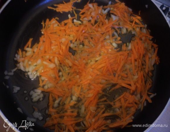 и обжарить на сковороде на растительном масле овощи