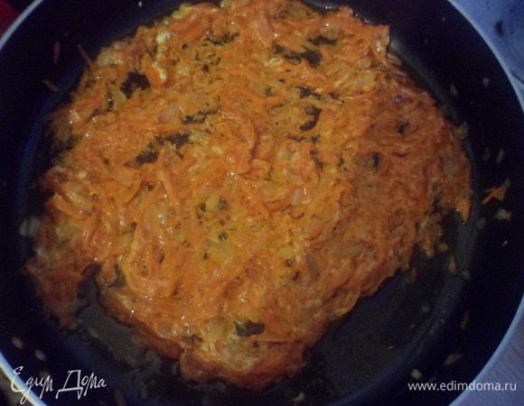 Добавить сметану и томатную пасту, и оставить тушиться на медленном огне минут 5 (это будет шубкой)