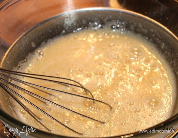 В глубокой чаше смешать яйца с сахаром. Взбивать их на водяной бане венчиком до 35 градусов. У меня не было венчика с термометром, как у Тимура, поэтому готовность яичной массы я определяла чистым пальцем:) Примерно так, как определяют воду для купания младенцев. Масса должна быть приятно согревающей, но не жечь палец.