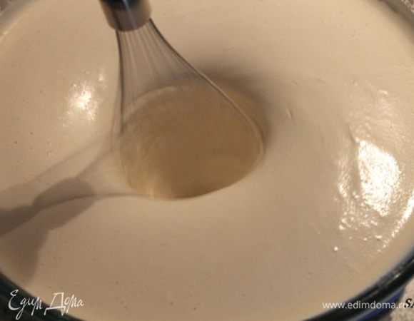 Далее сняла чашу с бани, но постелила под неё полотенце, чтобы не было резкого перепада температур с днищем. Продолжала взбивать яичную массу на высокой скорости миксера. Объём увеличился в 3 раза.