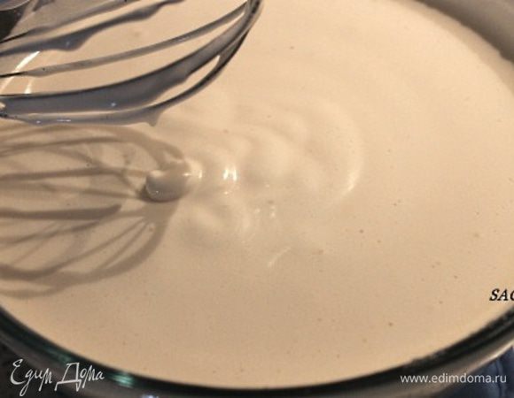 Полученная яичная масса должна немного держать форму после стекания с ложки. 